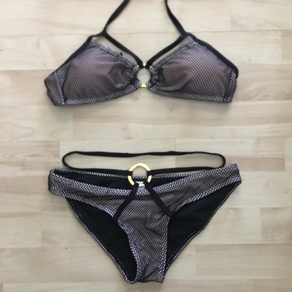 Bikini - Picture 1 of 3